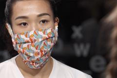 Vietnamci ušili 13 tisíc roušek: Pomáhat je v nás, jsme na jedné lodi, říká Ami Luong