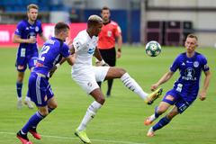 30. kolo fotbalové Fortuna:Ligy 2019/20, Olomouc - Plzeň: Hostující útočník Jean-David Beauguel v obklíčení hráčů Sigmy