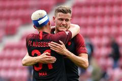 31. kolo německé fotbalové ligy 2019/20, Mohuč - Augsburg: Hostující Philipp Max a Alfred Finnbogason slaví výhru 0:1