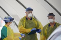 Zdravotníci v Sydney testují lidi na koronavirus.