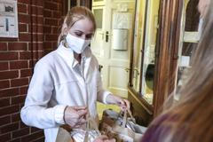 Šití a sběr roušek - Český červený kříž, Národní divadlo, Divadlo v Dlouhé, dobrovolníci, krejčové, koronavirus, covid-19