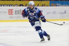 Mladý hokejový obránce Stanislav Svozil v dresu Komety Brno