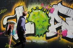 Koronavirové graffiti na ulici ve Vídni.