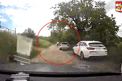 Řidič předjel hlídku na D1 rychlostí 221 km/h, pak utekl do pole