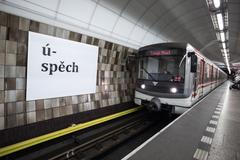 Zahájení výstavy Umění za čarou - metro, nástupiště, DPP, koronavir, Praha