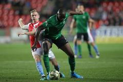 Juan Olivier Simo Kingue a Petr Ševčík v zápase 13. kola FL Slavia - Příbram