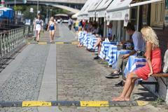 Vedro v Praze; teplo, slunce, voda, léto, turisté, koupání, osvěžení, žár, Žluté lázně, Staroměstské náměstí