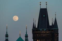 Superúplněk rozzářil noční oblohu, podívejte se na nejlepší fotky z celého světa