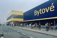 Fronty před IKEA? Lidé si myslí, že jim nic nehrozí, podceňují situaci, říká hygienik