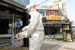 Dezinfekzce obchodů a restaurací v soulské čtvrti Itaewon, kde se o víkendu znovu rozšířil koronavirus.