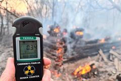 Úroveň radiace u Černobylu, kde hoří les.