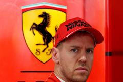 Pilot Ferrari Sebastian Vettel při prvních testech F1 v Barceloně 2020