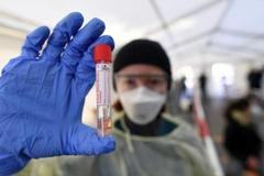 Nouzový stav trvá. Proč není dobrý nápad promořovat populaci? Speciál DVTV