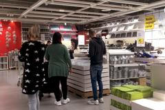 Před Ikea stály fronty zákazníků. Největší nápor je v oddělení kuchyně a ložnice