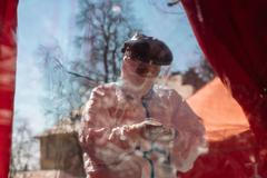 Ilustrační snímek / Koronavirus / coronavirus / Covid19 / Covid-19 / testování / Test / Fakultní nemocnice Královské Vinohrady / FNKV / Testování z auta / Drive-in / Rouška / Maska / Zdravotník / Zách