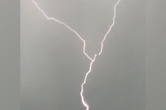 Letadlo zasáhly 3 blesky naráz