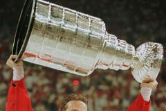 Steve Yzerman se Stanley Cupem v roce 1997