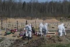 Rusko hlásí rekordní příbytek nakažených, v Petrohradu kopou hroby v ochranných oblecích