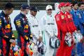 Alexander Albon, Max Verstappen, Lewis Hamilton, Valtteri Bottas, Charles Leclerc a Sebastian Vettel před prvními testy F1 v Barceloně 2020