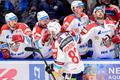 Hokejová extraliga 2019/20: Michal Vondrka slaví gól se spoluhráči z Pardubic