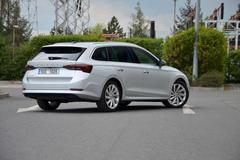 Škoda Octavia Combi IV 2020 Škoda Octavia Combi III 2015