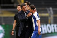 fotbal, německá liga 2019/2020, Borussia Dortmund - Hertha Berlín, Vladimír Darida a Bruno Labbadia