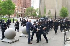 Dva policisté v Buffalu strčili do seniora. Ten si při pádu zranil hlavu