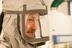 Koronavir tady zabíjí i množí. K přesnosti ve skafandru jsme vytrénovaní, říká virolog