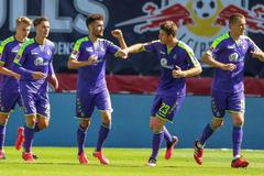 Hráči Freiburgu slaví gól v zápase s RB Lipsko