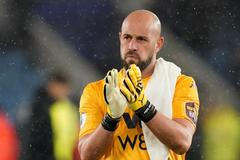 Brankář Aston Villy Pepe Reina (2020)