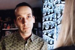 Zdravotníci padající z oken, šílený stav nemocnic. Nakažených Rusů přibývá, líčí Just