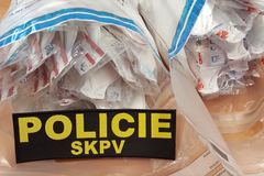 Policisté odhalili překupníky s respirátory