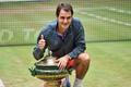 Roger Federer s trofejí za triumf na oblíbeném turnaji v Halle