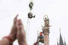 Stavba Mariánský sloup, Staroměstské náměstí, sochař Petr Váňa