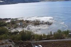 Masivní sesuv půdy v Norsku: Do moře smetl 8 domů, muž to natočil na video