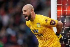 Brankář Aston Villy Pepe Reina (2020)