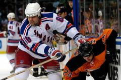 Eric Lindros v dresu newyorských Rangers.