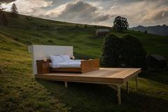 Hotelový pokoj pod širým nebem ve švýcarských Alpách. K službám je i komorník