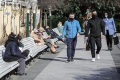 Do obchodů v Praze se vrací roušky, bary budou mít otevřeno jen do půlnoci