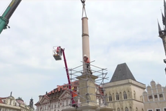 Mariánský sloup znovu na Staroměstském náměstí. Vrátil se po více než sto letech