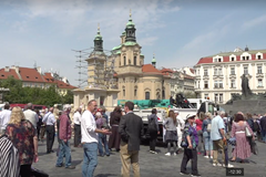 Živě: Vztyčení mariánského sloupu na Staroměstském náměstí. Sledujte dokončení stavby