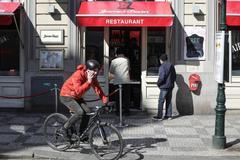 Restaurace a nouzový stav - koronavirus, výdejní okna, hospoda, jídlo, James Dean