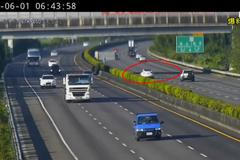 Autopilot Tesly zřejmě opět selhal. Na dálnici naboural do převráceného kamionu