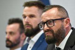 Libor Zbořil, prezident hráčské asociace CAIHP (za ním Milan Gulaš a Michal Řepík)