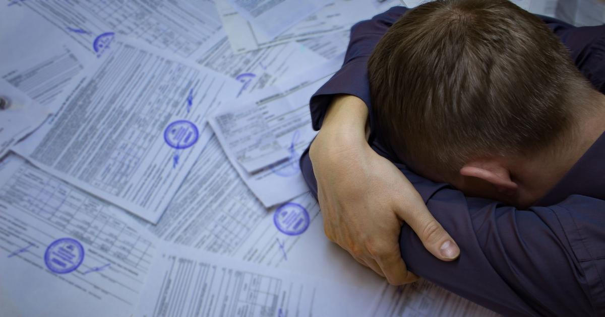Počet zadlužených lidí v Česku mírně ubývá, ukazují nová data