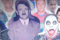 Fotografie Adolfa Hitlera v hledišti při utkání australské ragbyové ligy