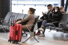 Koronavirus - vylidněné letiště Václava Havla, cestující, turista, roušky