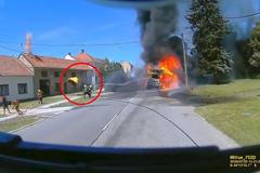 Na hasiče na Vyškovsku létaly hořící pneumatiky