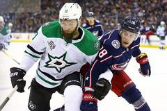 Martin Hanzal z Dallasu a Pierre-Luc Dubois z Columbusu ve vzájemném souboji (2018)