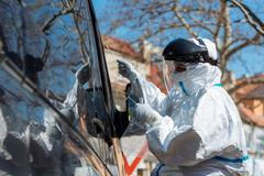 Ilustrační snímek / Koronavirus / coronavirus / Covid19 / Covid-19 / testování / Test / Fakultní nemocnice Královské Vinohrady / FNKV / Testování z auta / Drive-in / Rouška / Maska / Zdravotník / Zách